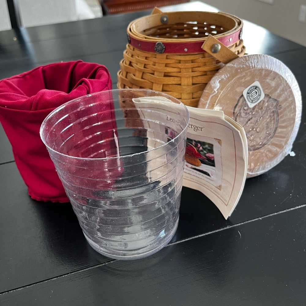 2004 Longaberger Rose Parade basket, cover, liner & plastic insert. - Picture 2 of 5
